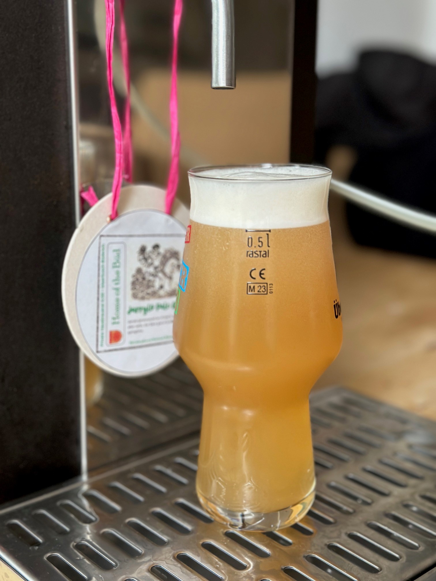 Pale Ale im BÜD Glas Jarrylo Pale Ale